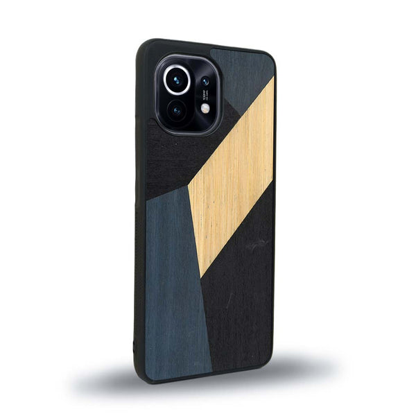 Coque de protection en bois véritable fabriquée en France pour Xiaomi Mi 11 alliant du bambou, du tulipier bleu et noir en forme de mosaïque minimaliste sur le thème de l'art abstrait