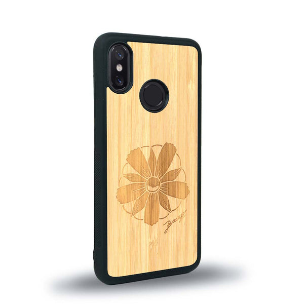 Coque de protection en bois véritable fabriquée en France pour Xiaomi Mi 8 sur le thème des fleurs et de la montagne avec un motif de gravure représentant les pétales d'une fleur des montagnes