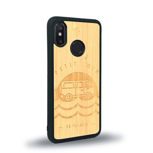 Coque de protection en bois véritable fabriquée en France pour Xiaomi Mi 8 sur le thème des voyages en vans, vanlife et chill avec une gravure représentant un van vw combi devant le soleil couchant sur une plage avec des vagues