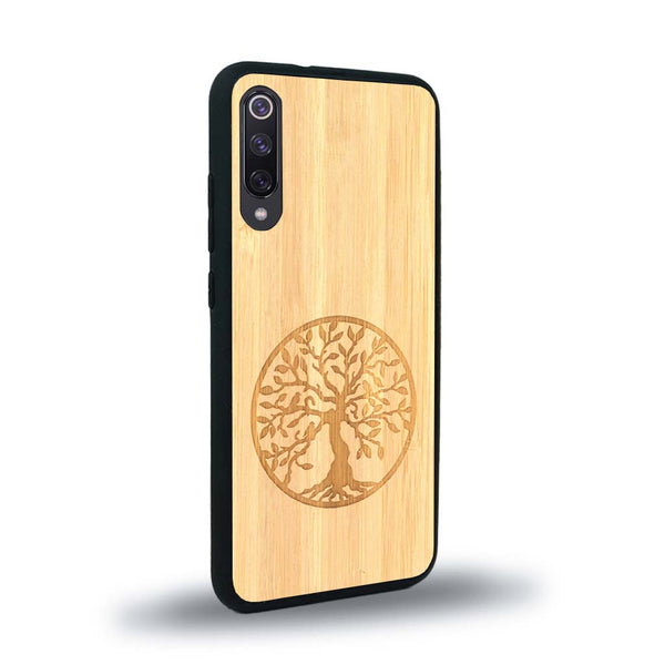 Coque de protection en bois véritable fabriquée en France pour Xiaomi Mi 9SE sur le thème de la spiritualité et du yoga avec une gravure zen représentant un arbre de vie