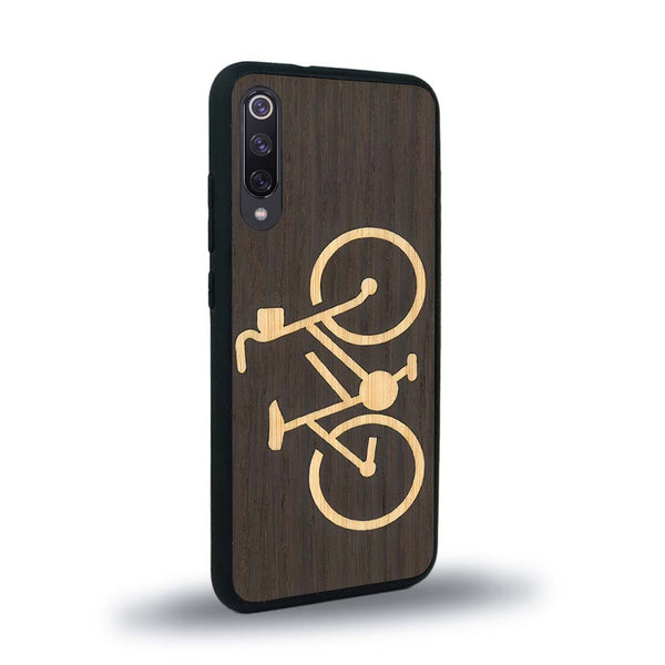 Coque de protection en bois véritable fabriquée en France pour Xiaomi Mi 9SE sur le theme du vélo et de l'outdoor qui allie du bambou et du chêne fumé représentant un vélo