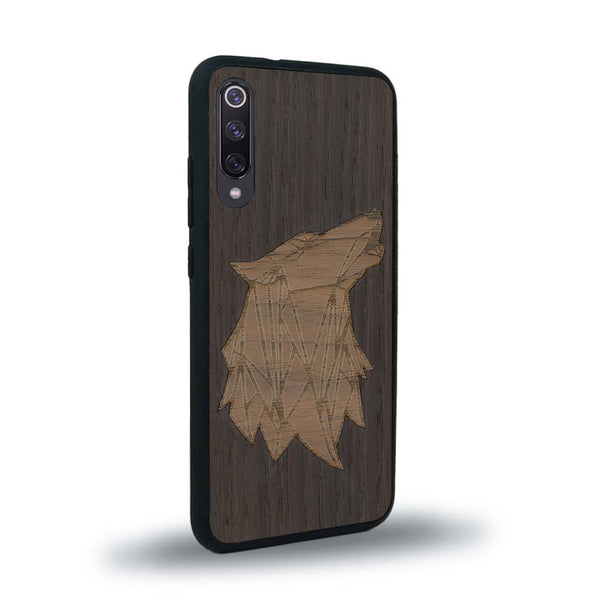 Coque de protection en bois véritable fabriquée en France pour Xiaomi Mi Note 10 Lite alliant du chêne fumé et du noyer représentant une tête de loup géométrique de profil sur le thème des animaux et de la nature