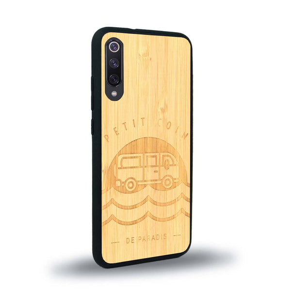 Coque de protection en bois véritable fabriquée en France pour Xiaomi Mi Note 10 Lite sur le thème des voyages en vans, vanlife et chill avec une gravure représentant un van vw combi devant le soleil couchant sur une plage avec des vagues