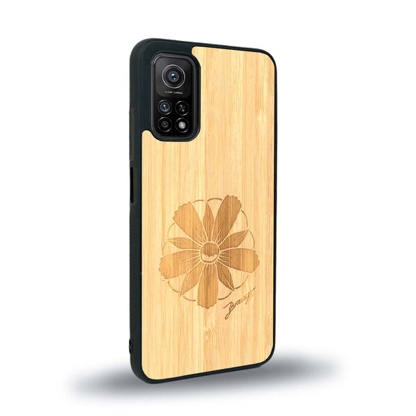Coque de protection en bois véritable fabriquée en France pour Xiaomi Redmi 9T sur le thème des fleurs et de la montagne avec un motif de gravure représentant les pétales d'une fleur des montagnes