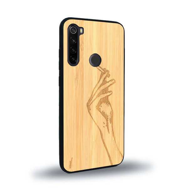 Coque de protection en bois véritable fabriquée en France pour Xiaomi Redmi Note 8T représentant une main de femme tenant une cigarette de type line art en collaboration avec l'artiste Maud Dabs