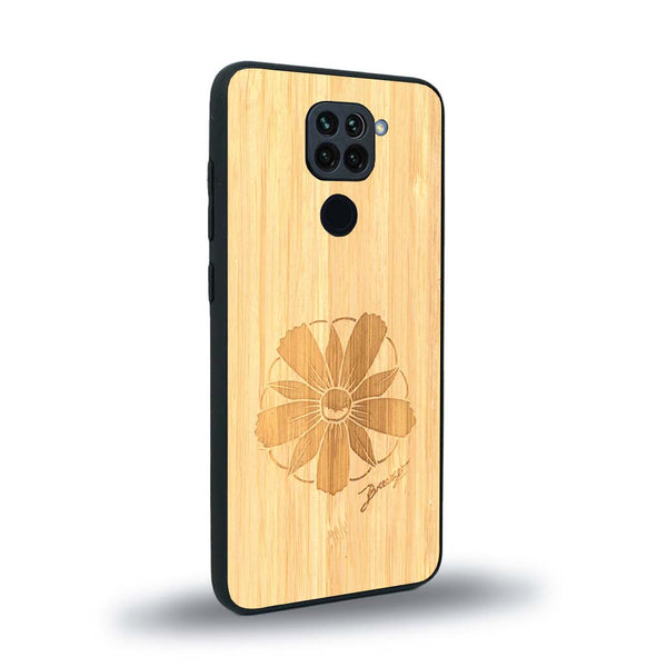 Coque de protection en bois véritable fabriquée en France pour Xiaomi Redmi Note 9 sur le thème des fleurs et de la montagne avec un motif de gravure représentant les pétales d'une fleur des montagnes