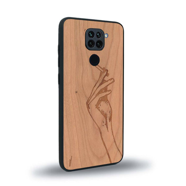 Coque de protection en bois véritable fabriquée en France pour Xiaomi Redmi Note 9 représentant une main de femme tenant une cigarette de type line art en collaboration avec l'artiste Maud Dabs