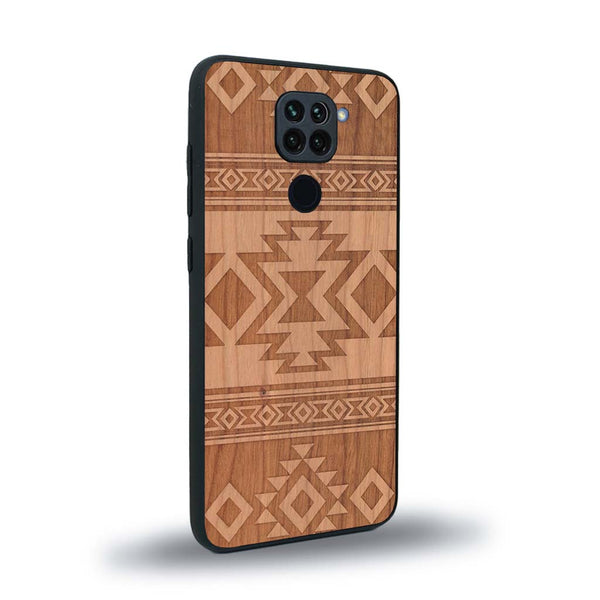 Coque de protection en bois véritable fabriquée en France pour Xiaomi Redmi Note 9 avec des motifs géométriques s'inspirant des temples aztèques, mayas et incas