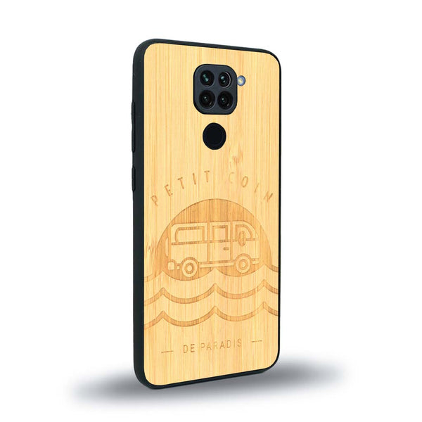 Coque de protection en bois véritable fabriquée en France pour Xiaomi Redmi Note 9 sur le thème des voyages en vans, vanlife et chill avec une gravure représentant un van vw combi devant le soleil couchant sur une plage avec des vagues