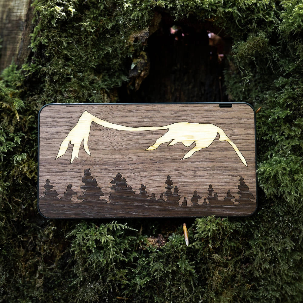 Batterie externe 10000 mAh sans fil en bois avec le visuel Le Mont Mézenc. Fabrication française et artisanale dans le thème de la nature et de la montagne.