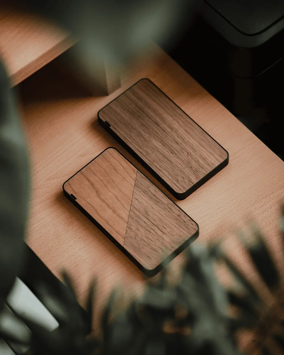 2 batteries externes de 10 000 mAh modèles Le Bois et Le Duo posées sur un bureau.