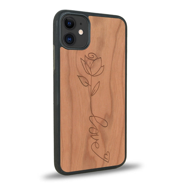 Coque de protection en bois véritable fabriquée en France pour iPhone 11 sur le thème de la fête des mères avec un motif représentant une fleur dont la tige forme le mot "love"