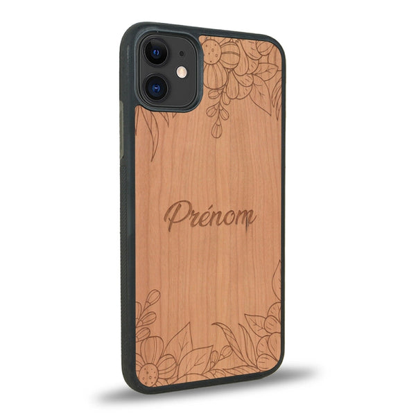 Coque de protection en bois véritable fabriquée en France pour iPhone 11 sur le thème de la fête des mères avec un motif représentant des fleurs et des feuilles