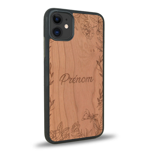 Coque de protection en bois véritable fabriquée en France pour iPhone 11 sur le thème de la fête des mères avec un motif représentant des fleurs et des feuilles