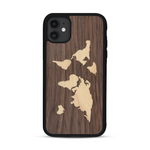 Coque de protection en bois véritable fabriquée en France pour  alliant du bambou et du noyer sur le thème du voyage et de l'aventure représentant une mappemonde