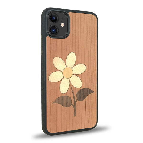 Coque de protection en bois véritable fabriquée en France pour iPhone 11 alliant plusieurs essences de bois pour représenter une marguerite