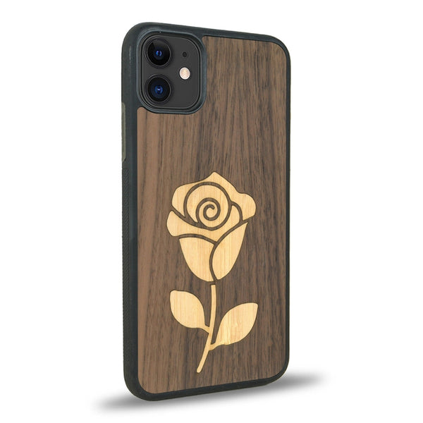 Coque de protection en bois véritable fabriquée en France pour iPhone 11 alliant plusieurs essences de bois pour représenter une rose