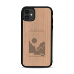 Coque de protection en bois véritable fabriquée en France pour  sur le thème du camping en pleine nature et du bivouac avec la phrase "Aventure is out there"