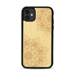 Coque de protection en bois véritable fabriquée en France pour  sur le thème de la bohème et du tatouage au henné avec une gravure représentant un mandala