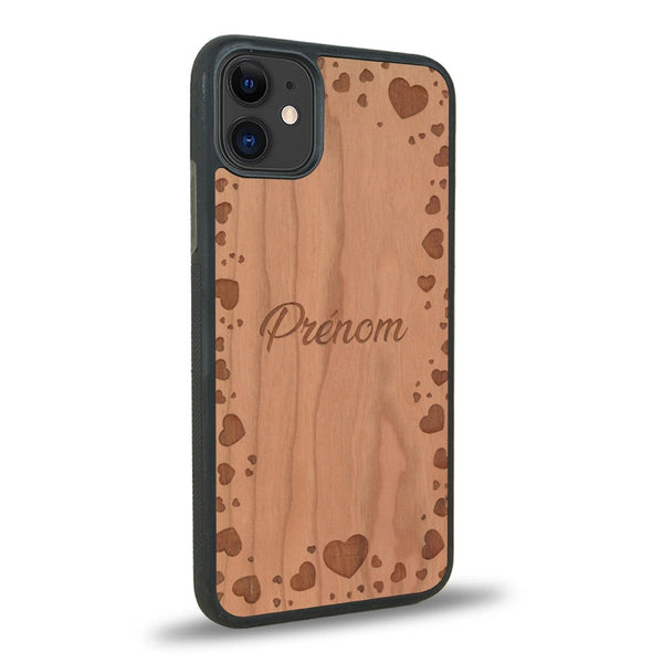 Coque de protection en bois véritable fabriquée en France pour iPhone 11 sur le thème de la fête des mères avec un motif représentant des coeurs et des feuilles