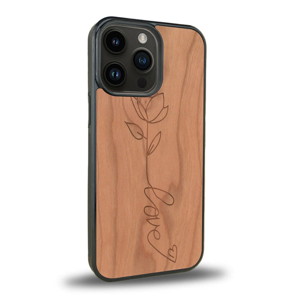 Coque de protection en bois véritable fabriquée en France pour iPhone 11 Pro sur le thème de la fête des mères avec un motif représentant une fleur dont la tige forme le mot "love"