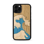 Coque de protection en bois véritable fabriquée en France pour  alliant plusieurs essences de bois pour représenter la célèbre grande vague de Kanagawa