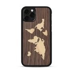 Coque de protection en bois véritable fabriquée en France pour  alliant du bambou et du noyer sur le thème du voyage et de l'aventure représentant une mappemonde