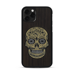 Coque de protection en bois véritable fabriquée en France pour  alliant du chêne fumé avec du métal argenté et doré représentant une tête de mort mexicaine sur le thème Dia de los Muertos