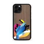 Coque de protection en bois véritable fabriquée en France pour iPhone 11 Pro représentant un toucan coloré avec un design moderne et minimaliste sur le thème de la jungle et de la nature