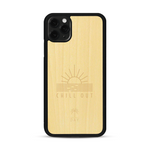 Coque de protection en bois véritable fabriquée en France pour  sur le thème chill avec un motif représentant un couché de soleil sur l'océan et la phrase "Chill out"