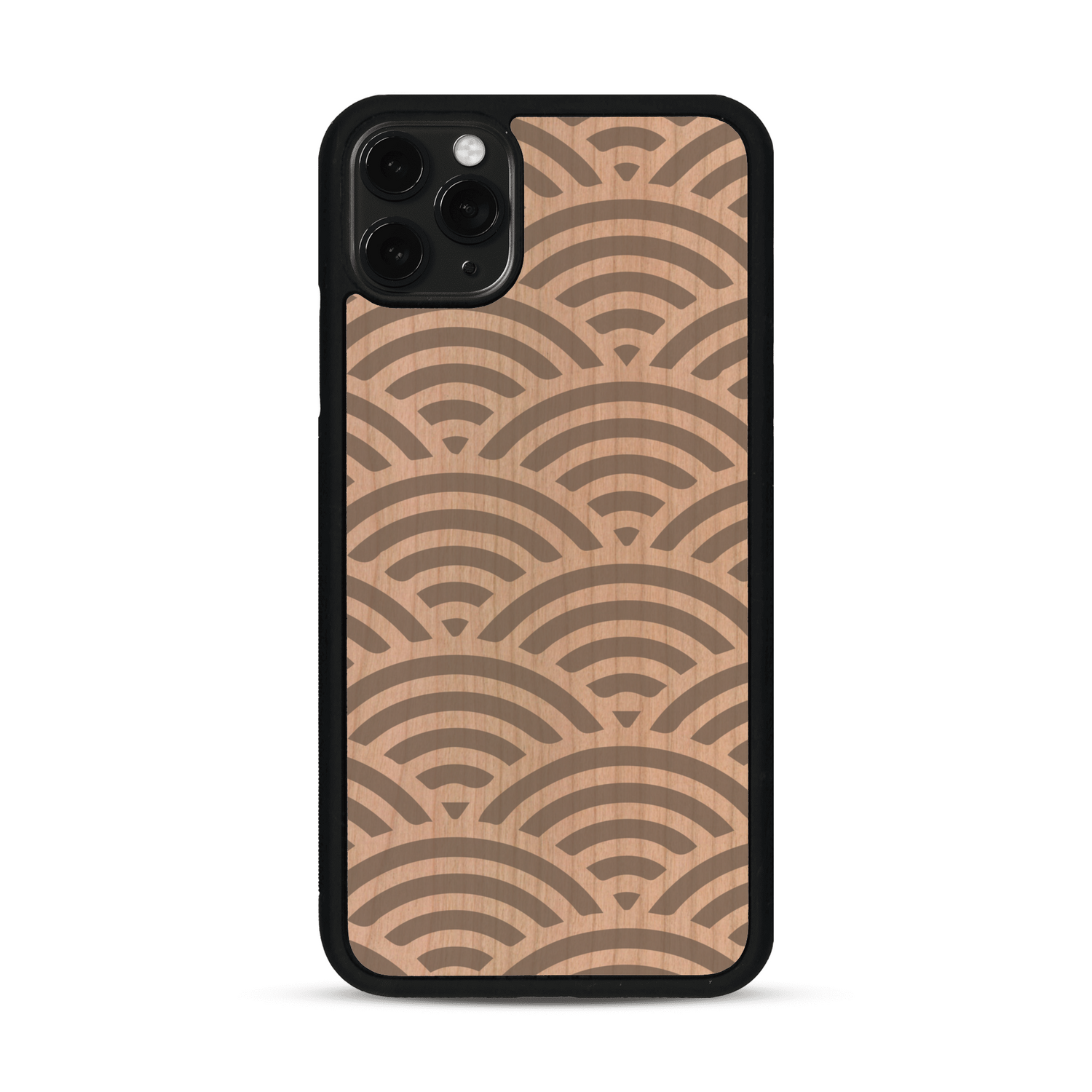 Coque de protection en bois véritable fabriquée en France pour  baptisée "La Sinjak" avec un motif de gravure abstrait représentant la répétition d'un symbole wifi