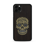 Coque de protection en bois véritable fabriquée en France pour  alliant du chêne fumé avec du métal argenté et doré représentant une tête de mort mexicaine sur le thème Dia de los Muertos