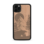Coque de protection en bois véritable fabriquée en France pour  sur le thème du camping en pleine nature représentant une tente avec un feu de camp entouré de montagnes
