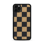 Coque de protection en bois véritable fabriquée en France pour  alliant plusieurs essences de bois pour représenter un damier