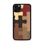 Coque de protection en bois véritable fabriquée en France pour  représentant un puzzle en six pièces qui allie du chêne fumé, du noyer, du bambou, du padouk, du merisier et de l'acajou