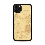Coque de protection en bois véritable fabriquée en France pour  sur le thème de la randonnée en montagne et de l'aventure avec une gravure représentant une femme de dos face à un paysage de nature