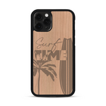 Coque de protection en bois véritable fabriquée en France pour  sur le thème chill avec un motif représentant une silouhette tenant une planche de surf sur une plage entouré de palmiers et les mots "Surf Time Long Beach Miami"