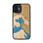 Coque de protection en bois véritable fabriquée en France pour  alliant plusieurs essences de bois pour représenter la célèbre grande vague de Kanagawa