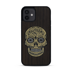 Coque de protection en bois véritable fabriquée en France pour  alliant du chêne fumé avec du métal argenté et doré représentant une tête de mort mexicaine sur le thème Dia de los Muertos
