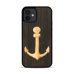 Coque de protection en bois véritable fabriquée en France pour  sur le thème nautique avec un bois clair et un bois foncé représentant une ancre de bateau
