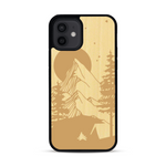 Coque de protection en bois véritable fabriquée en France pour  sur le thème du camping en pleine nature représentant une tente avec un feu de camp entouré de montagnes