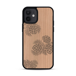 Coque de protection en bois véritable fabriquée en France pour  sur le thème de la nature des arbres avec un motif de gravure représentant des épines de sapin et des pommes de pin