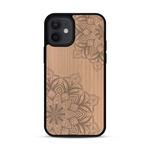 Coque de protection en bois véritable fabriquée en France pour  sur le thème de la bohème et du tatouage au henné avec une gravure représentant un mandala