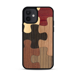 Coque de protection en bois véritable fabriquée en France pour  représentant un puzzle en six pièces qui allie du chêne fumé, du noyer, du bambou, du padouk, du merisier et de l'acajou