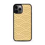 Coque de protection en bois véritable fabriquée en France pour  baptisée "La Sinjak" avec un motif de gravure abstrait représentant la répétition d'un symbole wifi