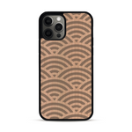 Coque de protection en bois véritable fabriquée en France pour  baptisée "La Sinjak" avec un motif de gravure abstrait représentant la répétition d'un symbole wifi