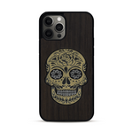 Coque de protection en bois véritable fabriquée en France pour  alliant du chêne fumé avec du métal argenté et doré représentant une tête de mort mexicaine sur le thème Dia de los Muertos