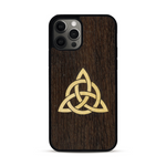Coque de protection en bois véritable fabriquée en France pour  alliant du chêne fumé et du bambou représentant une triquetra