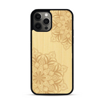 Coque de protection en bois véritable fabriquée en France pour  sur le thème de la bohème et du tatouage au henné avec une gravure représentant un mandala
