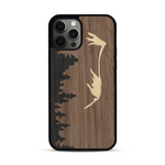 Coque de protection en bois véritable fabriquée en France pour  sur le thème de la nature et de la montagne qui allie du chêne fumé, du noyer et du bambou représentant le mont mézenc